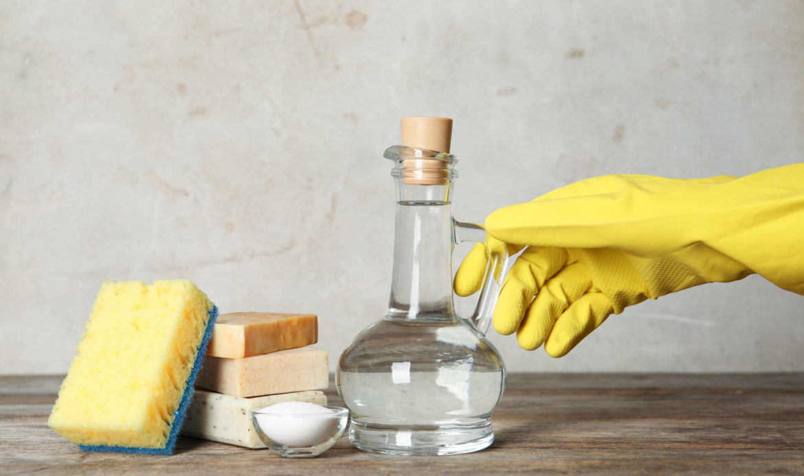 白醋溝水可消毒潮濕空間或表面所匿藏的霉菌，例如浴室、廁所、瓷磚、窗、鏡、手機螢幕。