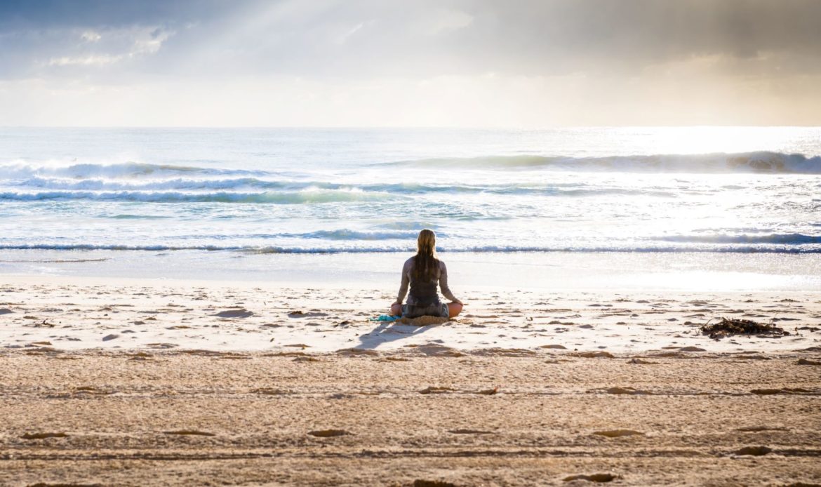每日持之而行地進行15分鐘冥想，讓自己在身體內在及外在世界裡「冥想遊」。