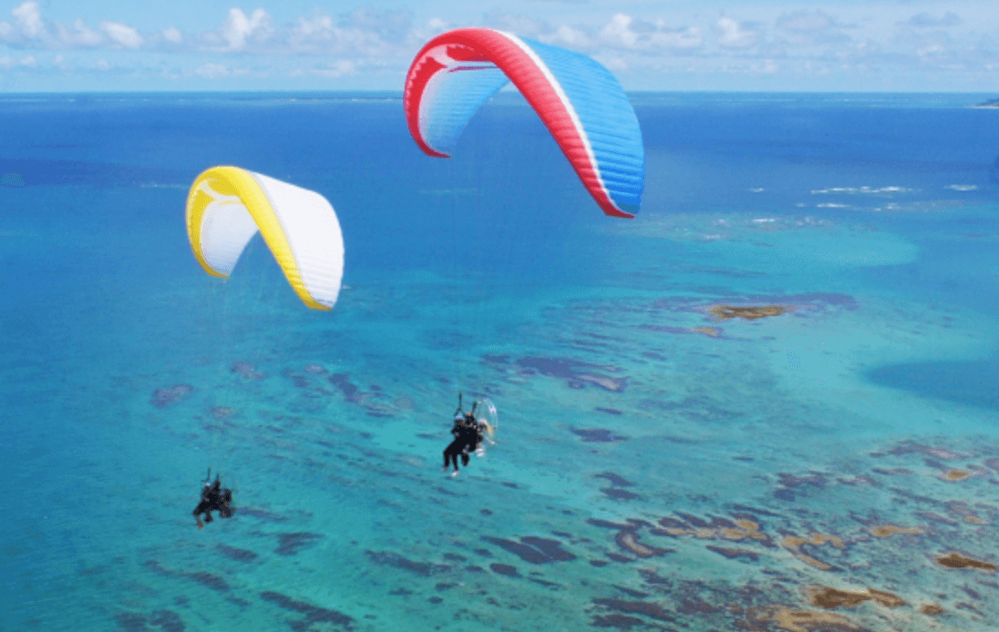 沖繩飛行傘 Blue Sky 可與朋友一同飛行