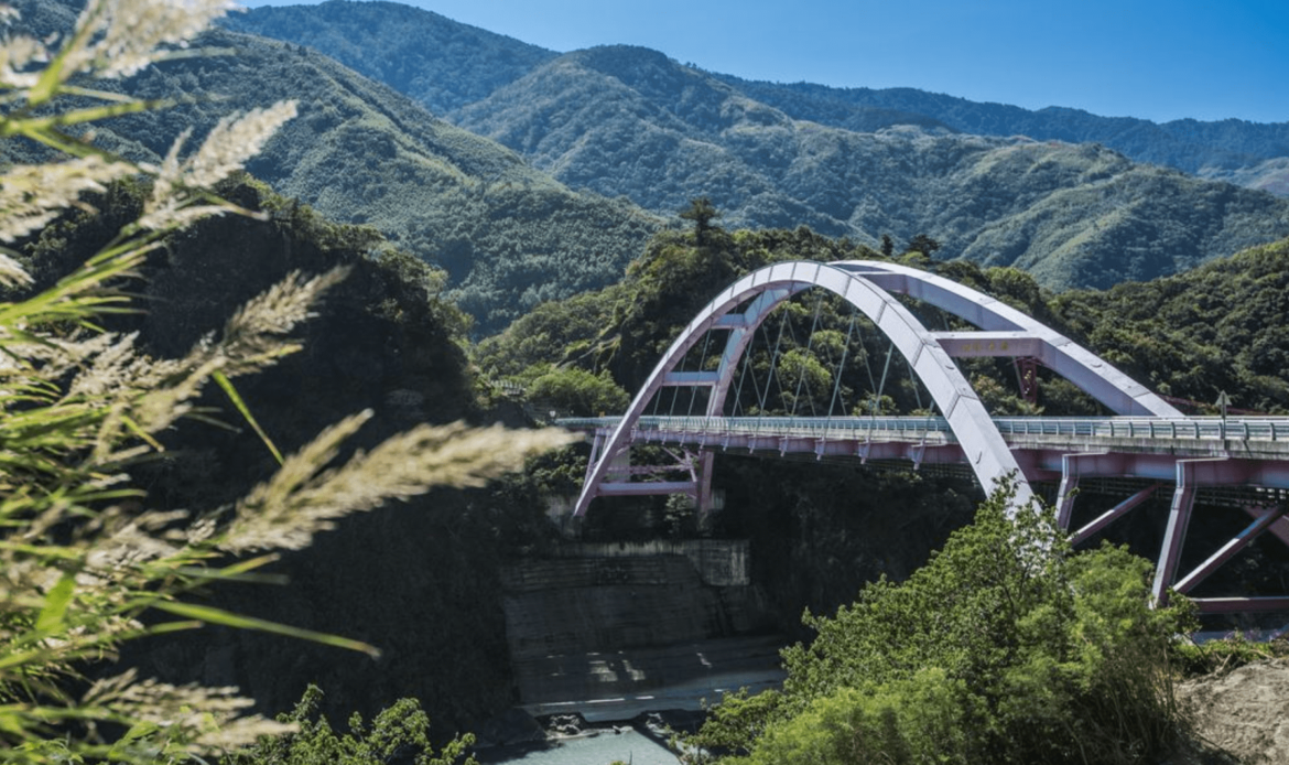 台灣高空彈跳推薦地點為桃園巴陵橋。