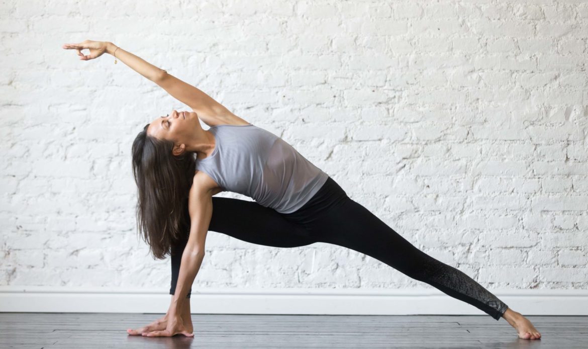 Yoga mới bắt đầu hành động một bên tam giác kéo dài.