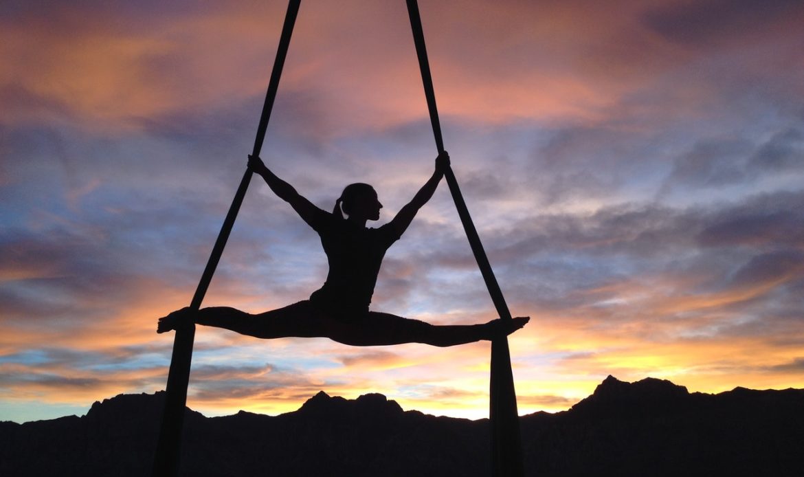 Even in the air yoga beginners are not difficult to start, the action will be from shallow into the depth, later there will be upside down, flip and other difficult movements.