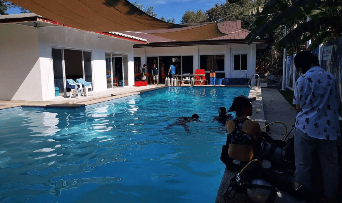 由 KKday 提供的菲律賓潛水一日體驗，提供完整的潛水裝備以及先在泳池內學習基本潛水技巧。