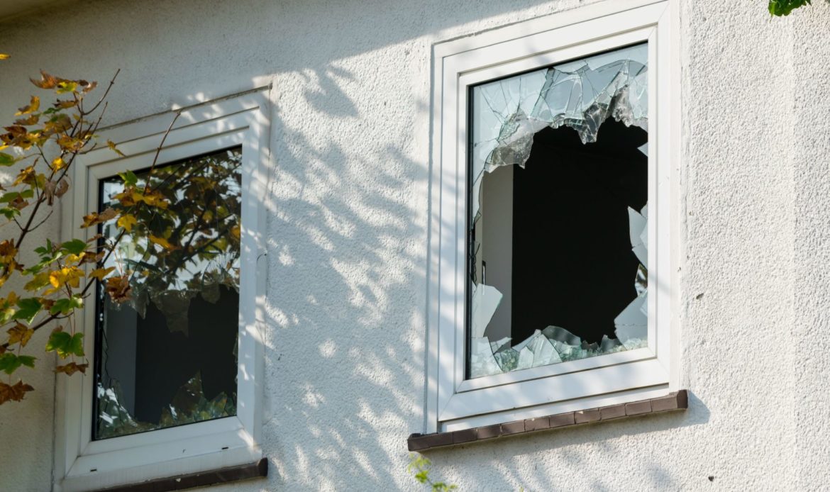 有買到家居保險的租客就不用怕打破窗戶的維修費用