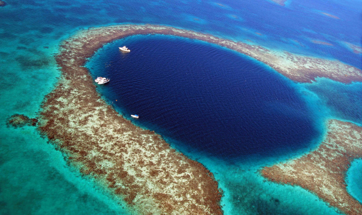蘭嶼潛水備受推薦的原因是這裡有鬼斧神工的藍洞