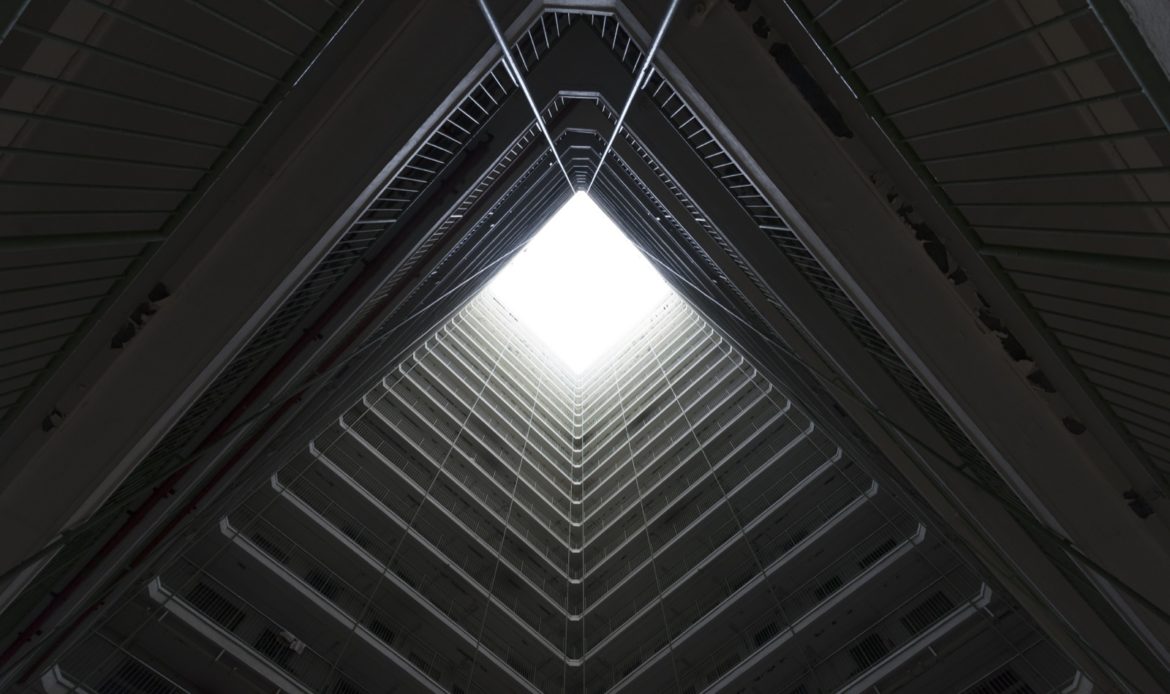 愛民邨屋邨設計獨特，自然光線在大廈映射下來。中央