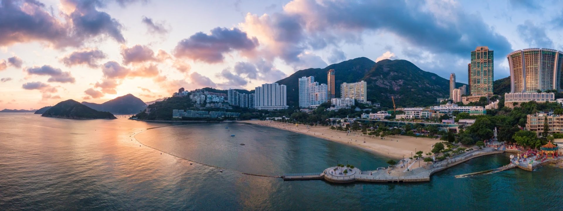 淺水灣泳灘被譽為香港最美麗的沙灘。